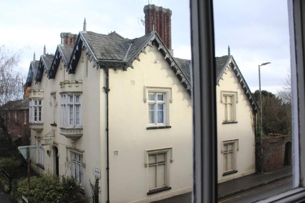 Medieval Roots And Harry Potter Townhouse - Hiking Near Ludlow ลีโอมินสเตอร์ ภายนอก รูปภาพ