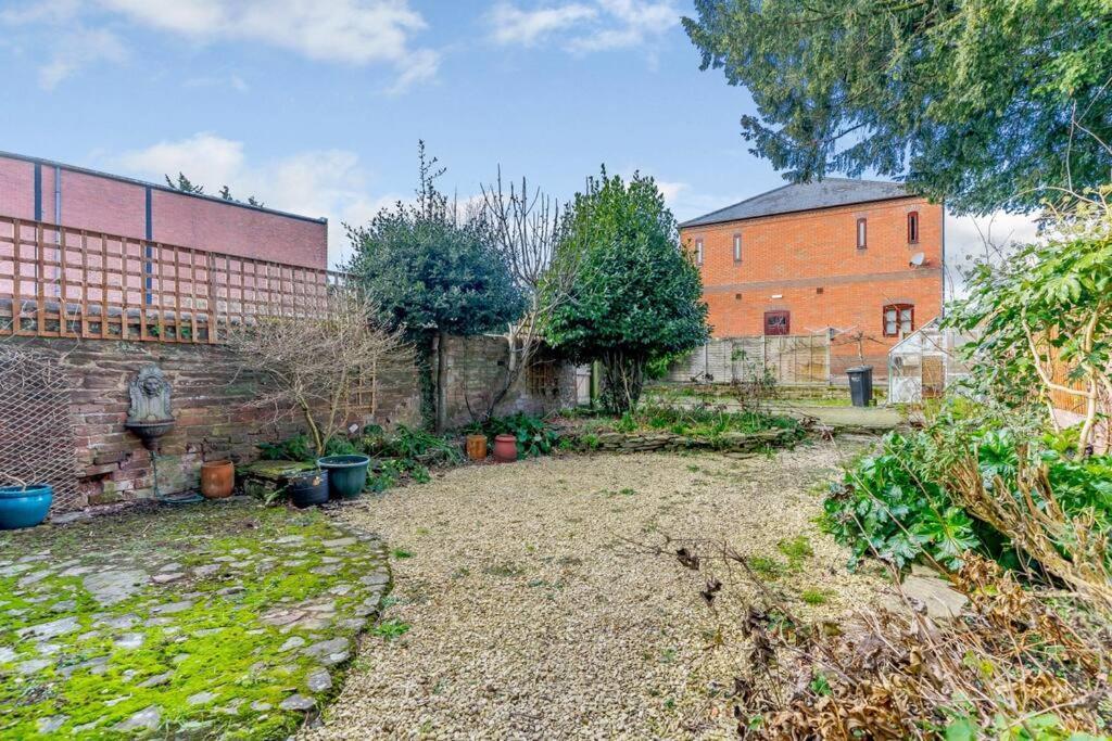 Medieval Roots And Harry Potter Townhouse - Hiking Near Ludlow ลีโอมินสเตอร์ ภายนอก รูปภาพ